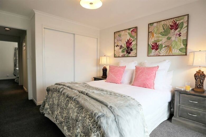 Spacious Lake View Alpine Townhouse Walk To Town