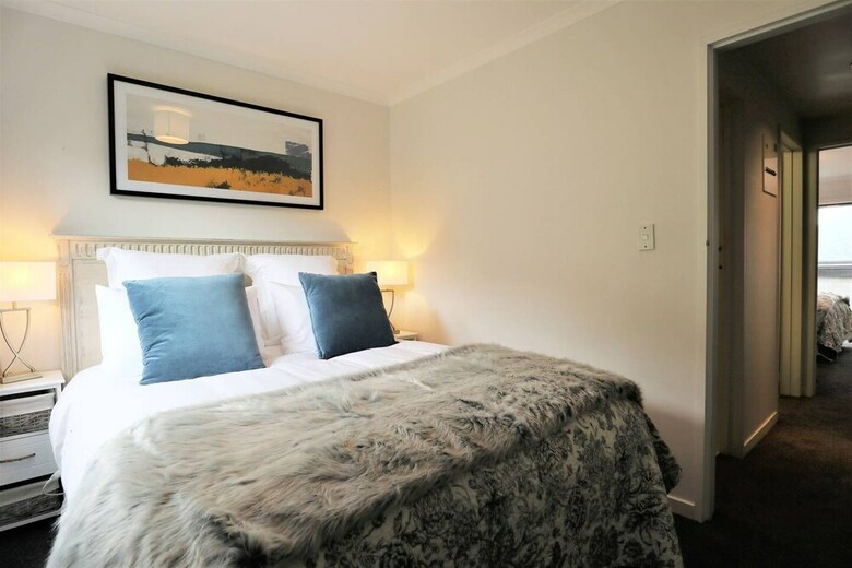 Spacious Lake View Alpine Townhouse Walk To Town