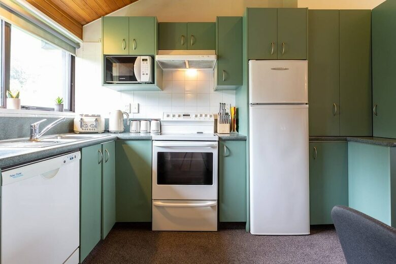 Spacious Lake View Alpine Townhouse Walk To Town