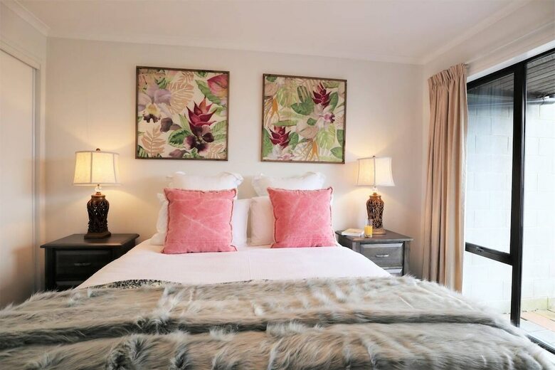 Spacious Lake View Alpine Townhouse Walk To Town