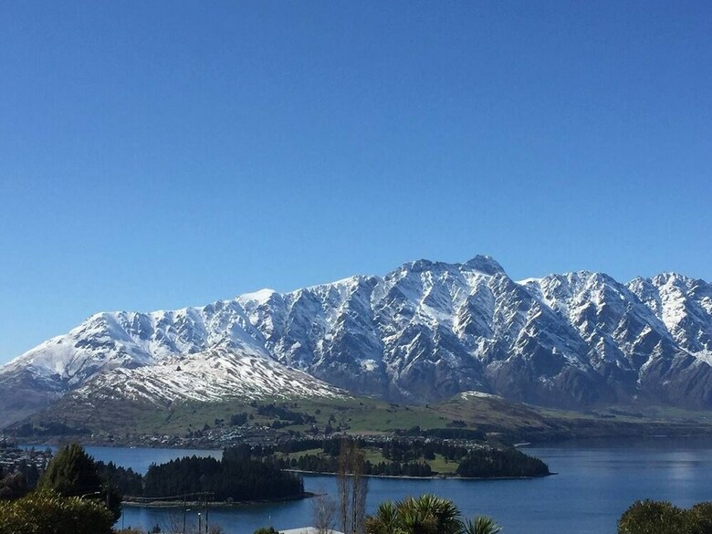 Spacious Lake View Alpine Townhouse Walk To Town