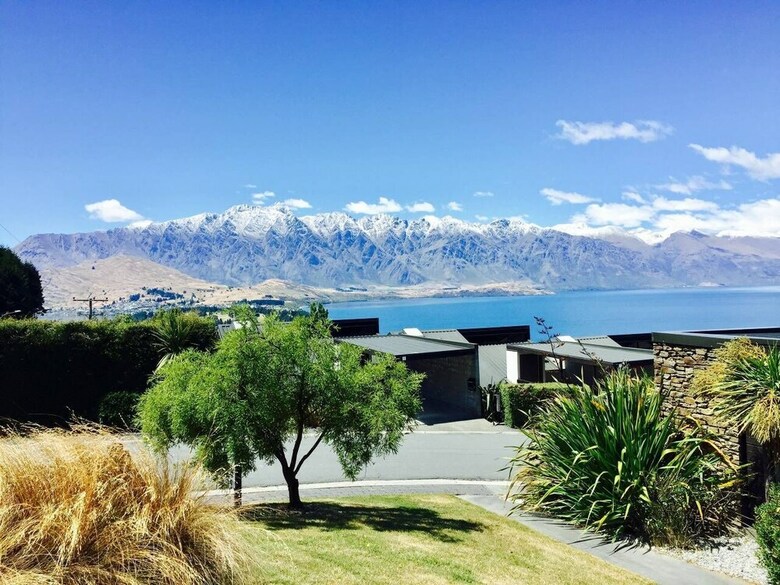 Spacious Lake View Alpine Townhouse Walk To Town