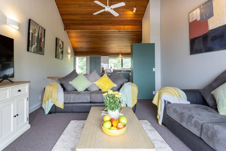 Spacious Lake View Alpine Townhouse Walk To Town
