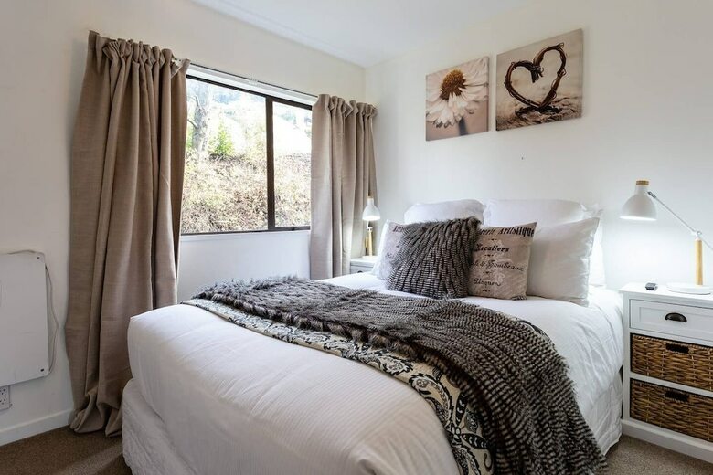 Beautiful Spacious Lake View City Townhouse