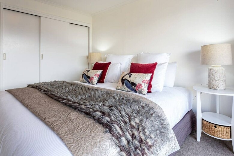 Beautiful Spacious Lake View City Townhouse