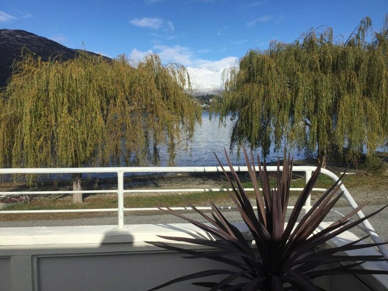 Lake Edge Family Cottage Panoramic View
