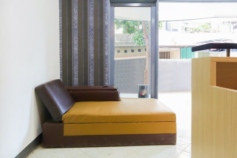 Hostal Oyo 2308 Seven Season Residence