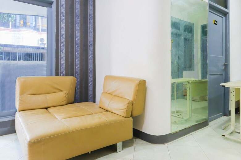 Hostal Oyo 2308 Seven Season Residence