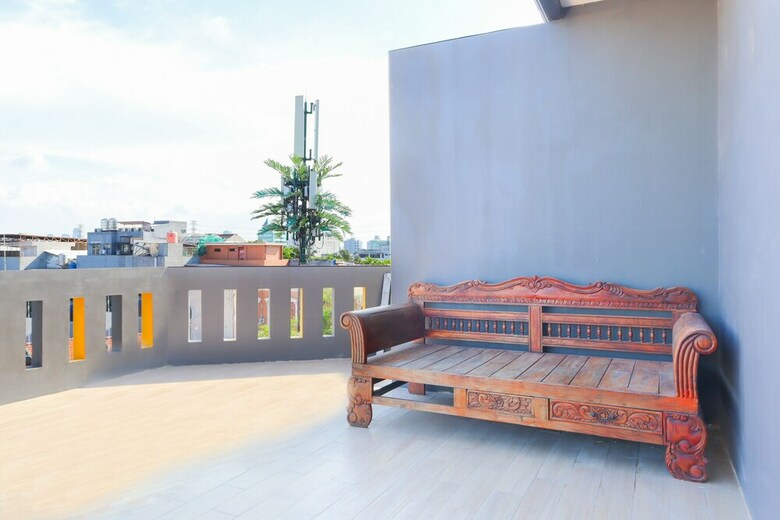 Hostal Oyo 2308 Seven Season Residence