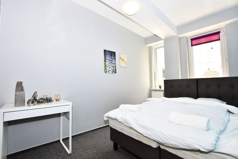 Hostal Dukes Aparthostel - Old Town