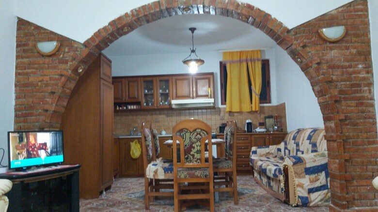 House With 2 Bedrooms In Berat, With Wifi