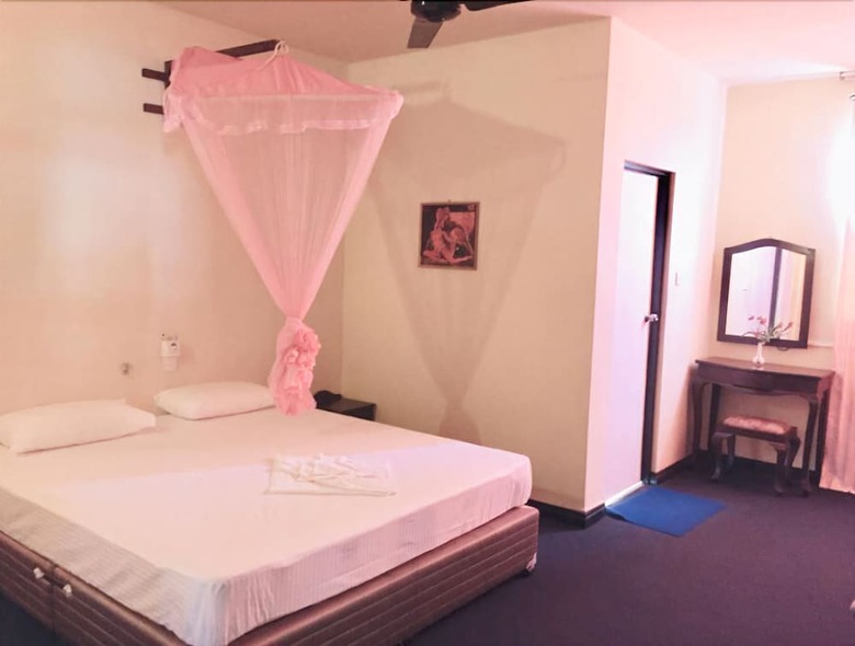 Hotel Sana's Beach Guesthouse And Restaurant