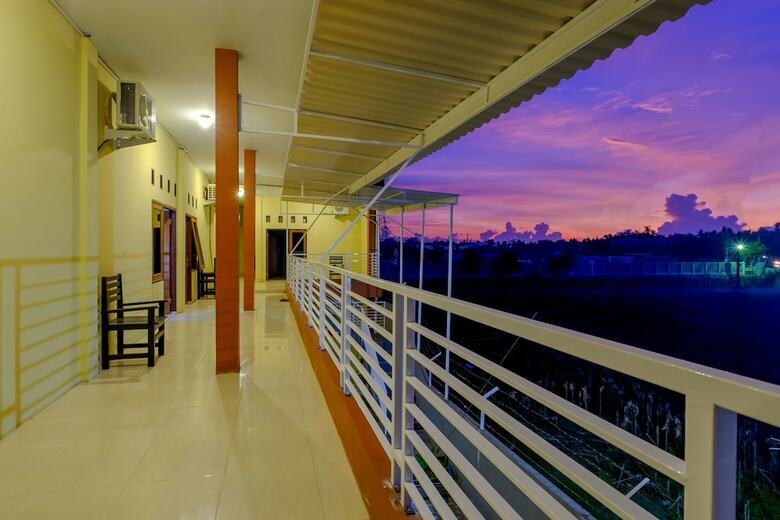 Hostal Oyo 2450 Hening Homestay