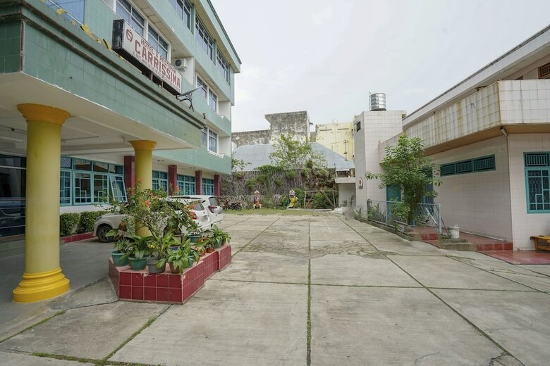 Hostal Oyo 1389 Hotel Carissima