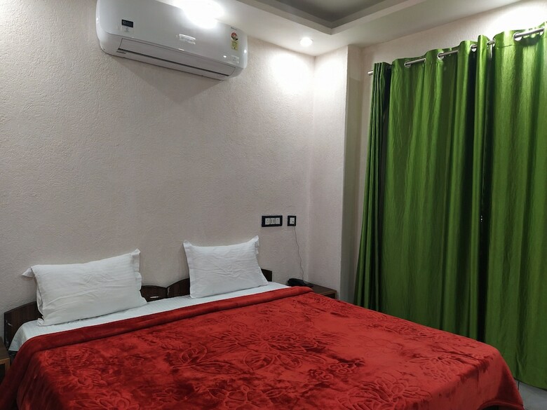 Hotel The Raja Palace