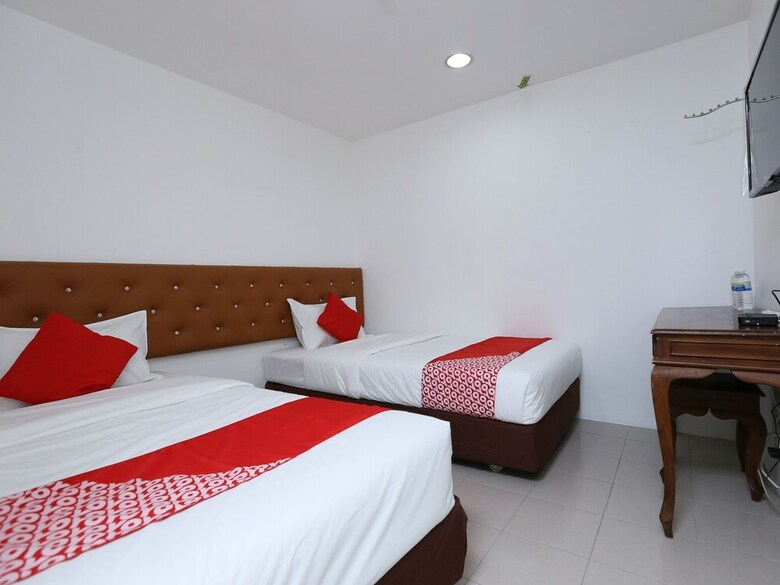 Oyo 89672 Eg Hotel Jj