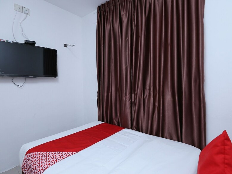 Oyo 89672 Eg Hotel Jj