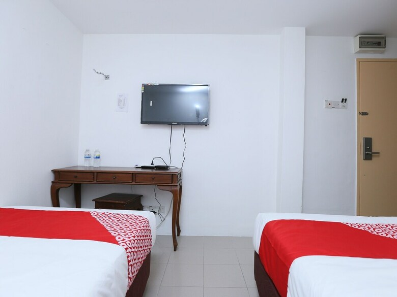Oyo 89672 Eg Hotel Jj