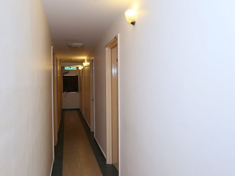 Oyo 89672 Eg Hotel Jj
