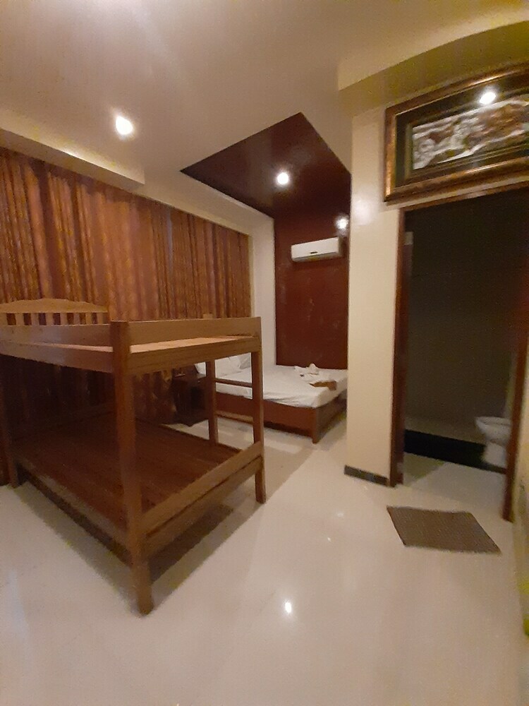 Hotel Aquari Travellers Inn