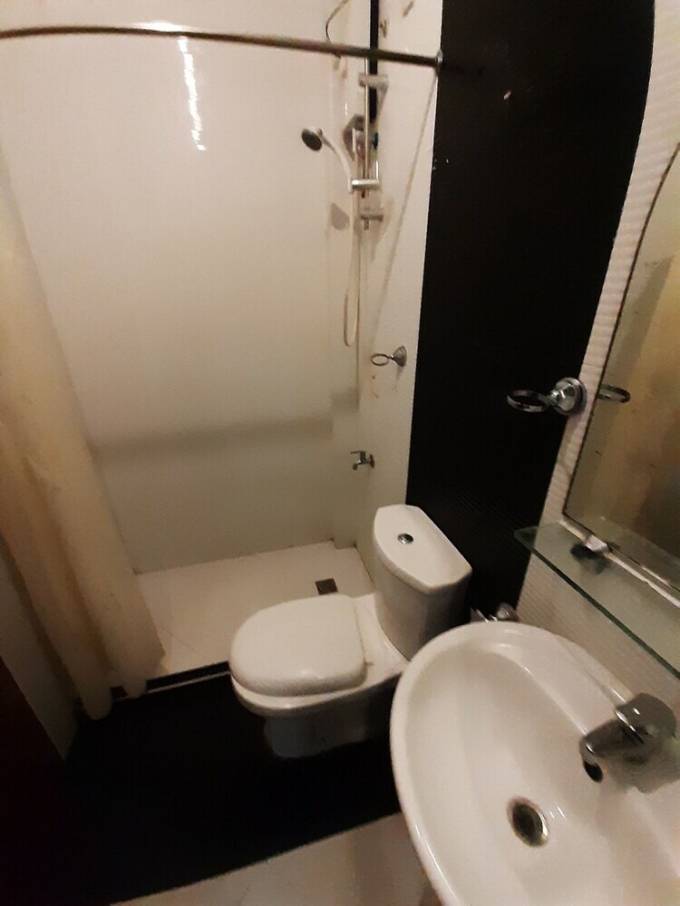 Hotel Aquari Travellers Inn