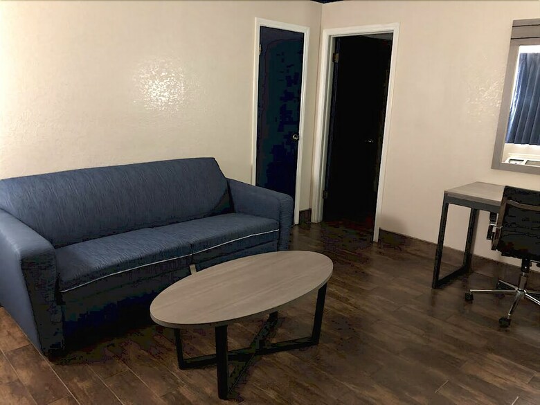 Motel Travelers Inn & Suites