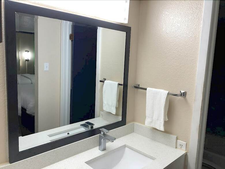 Motel Travelers Inn & Suites