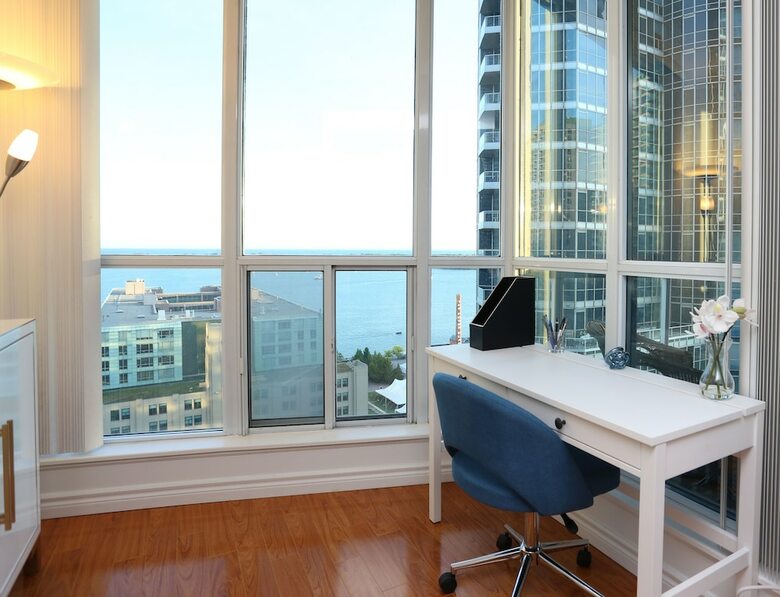 Spectacular High Rise On The Waterfront