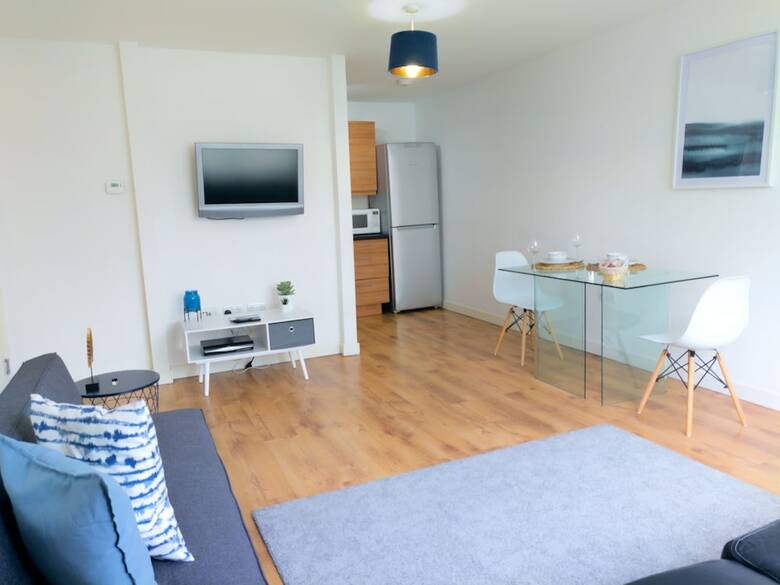 Central Apartment With Free Parking - By Doze