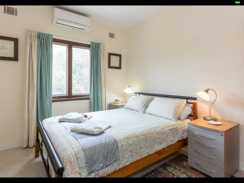 Apartamentos B6 Cafes And Restaurants Close To Uwa