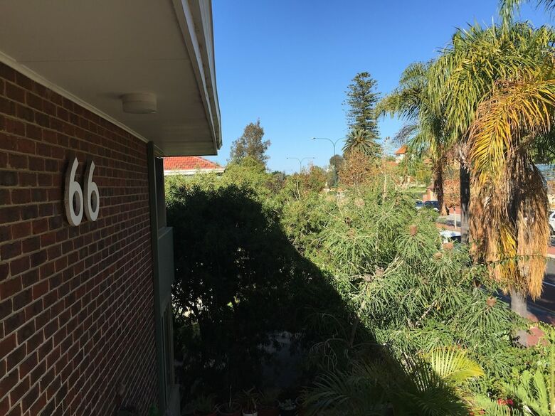 Apartamentos B6 Cafes And Restaurants Close To Uwa