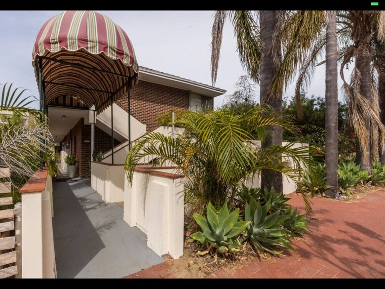 Apartamentos B6 Cafes And Restaurants Close To Uwa