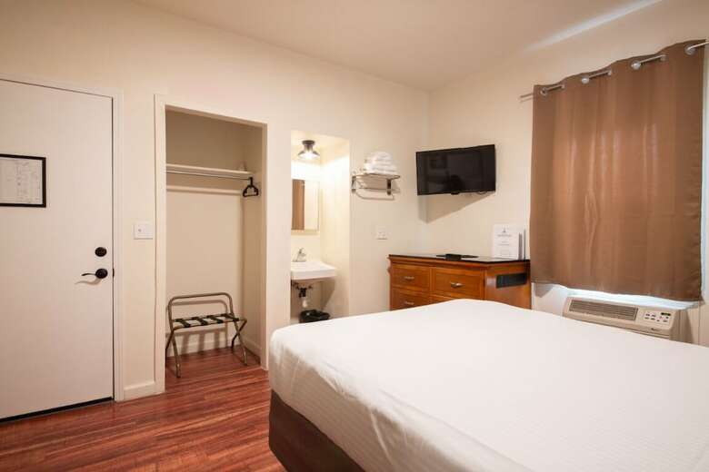 Hostal Anchor Pointe Inn