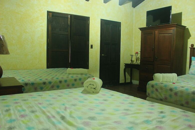 Bed & Breakfast Hotel Antigua Inn Central