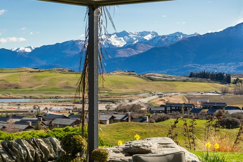 Perfect Getaway Overlooking Golf Resort