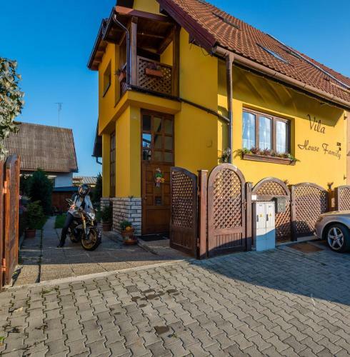 Hostal Vila House Family
