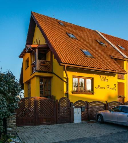 Hostal Vila House Family