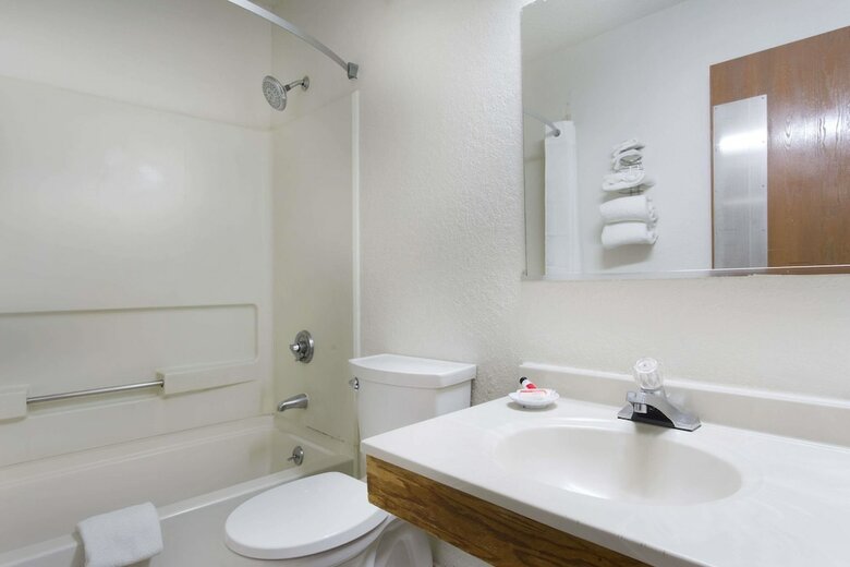 Hotel Super 8 By Wyndham Greensboro/coliseum/conv.
