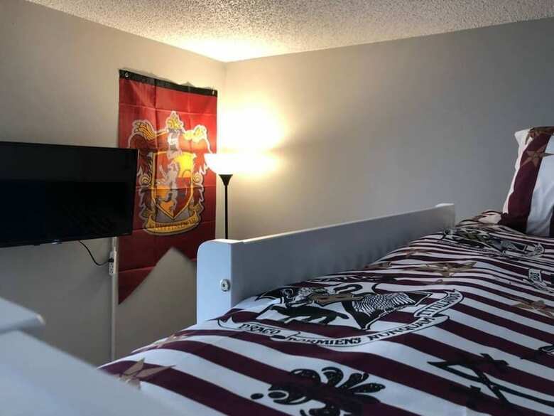 6149 Sandcrest � Next To Universal. 8 Beds. Pool. Very Clean