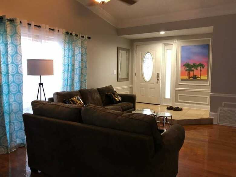 6149 Sandcrest � Next To Universal. 8 Beds. Pool. Very Clean