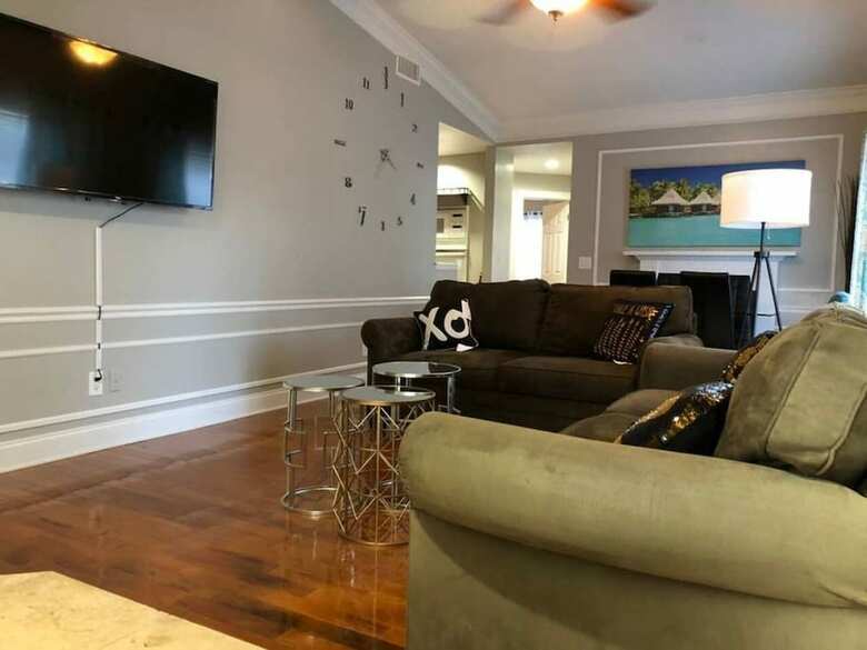 6149 Sandcrest � Next To Universal. 8 Beds. Pool. Very Clean