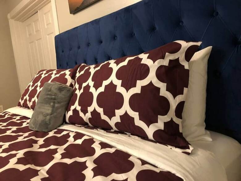 6149 Sandcrest � Next To Universal. 8 Beds. Pool. Very Clean