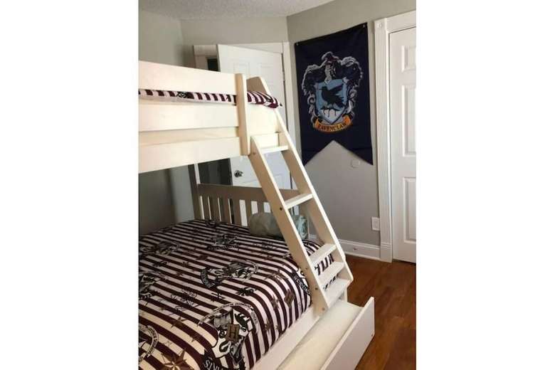 6149 Sandcrest � Next To Universal. 8 Beds. Pool. Very Clean