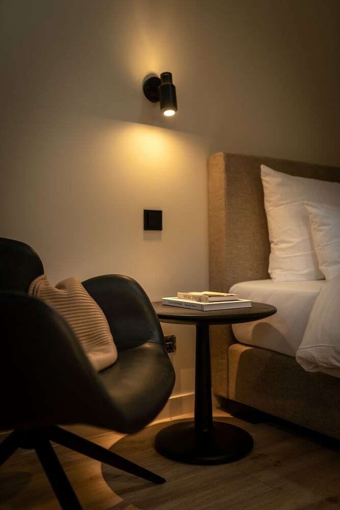 The Adams- Self Check In Hotel