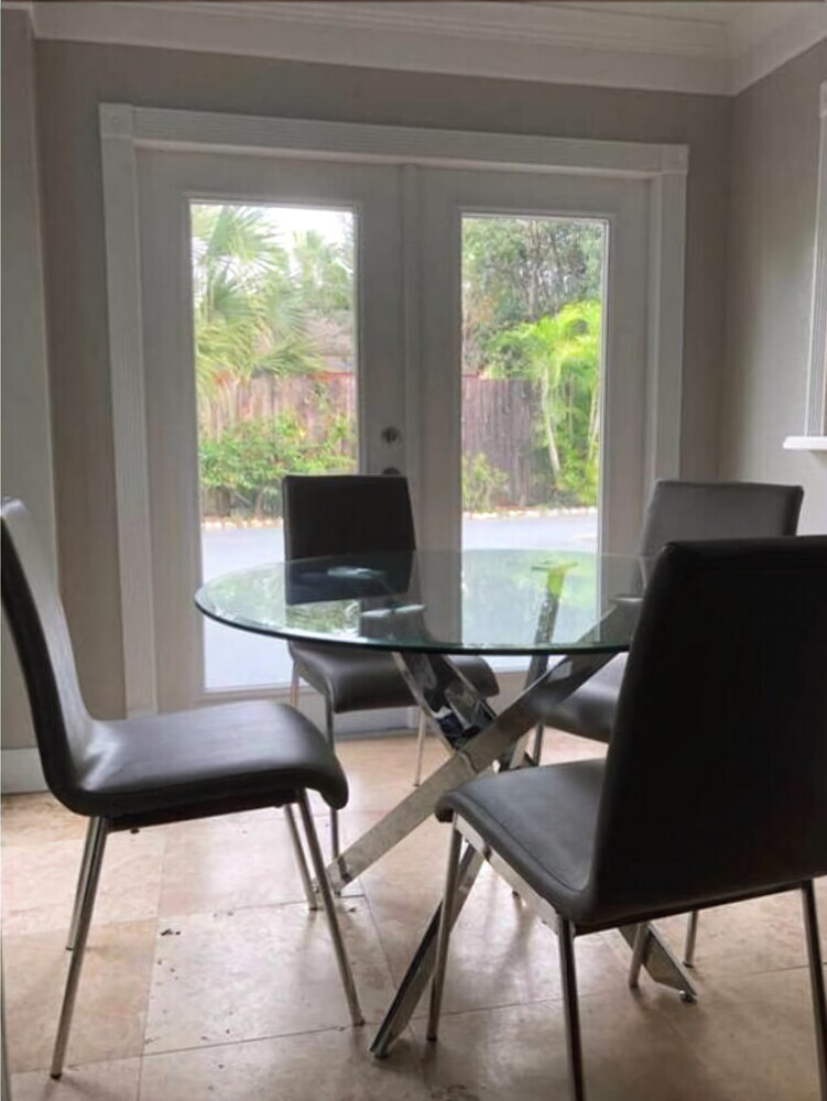 6151 Sandcrest � Next To Universal. Pool Sleep 9. Walk To Park