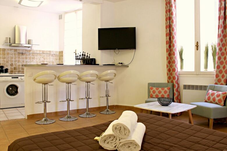 Apartamento Lovely And Large 1 Bedroom With Balcony