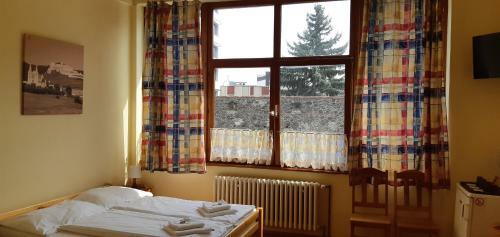 Hostal Victoria - Penzion & Restaurant