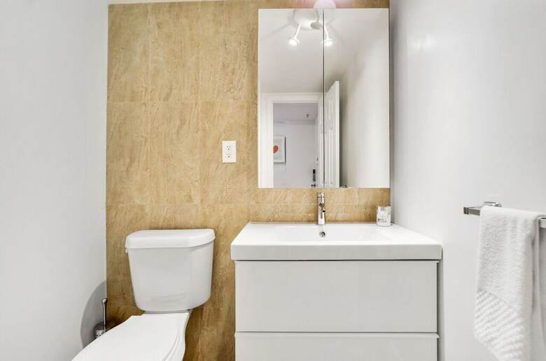 1 Bedroom +den Bay View Or620