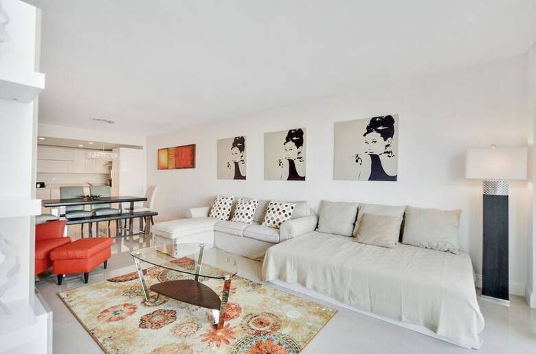 1 Bedroom +den Bay View Or620