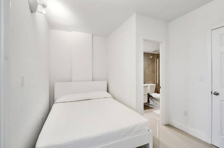 1 Bedroom +den Bay View Or620